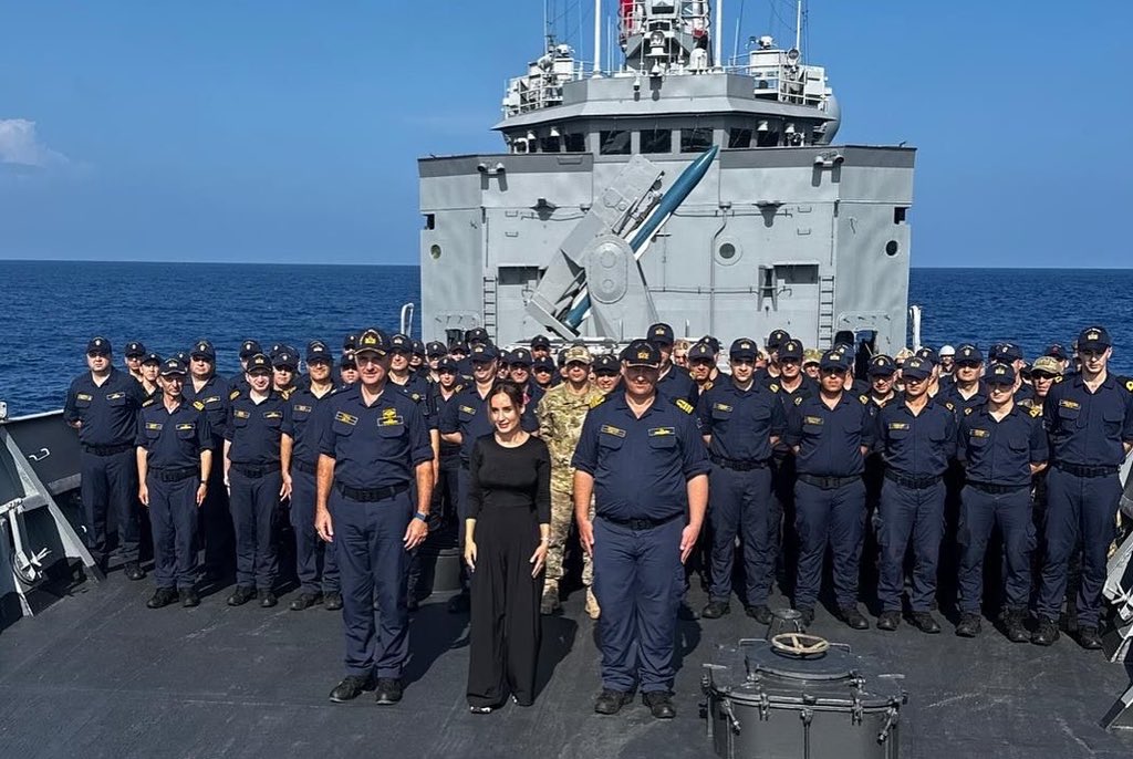 Türkiye’den binlerce kilometre uzakta; Afrika’nın bir ucunda... Hint okyanusunun kıyısında, Somali’deyiz.... Dünyanın belki de en kaotik deniz sularının bulunduğu bir noktada görev yapan Somali görev grubu ile birlikteyiz.... #tcggediz #hintokyanusu #orucreis 🇹🇷
