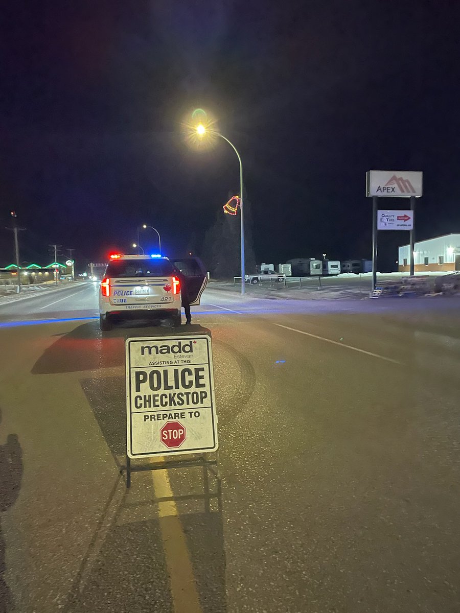 Estevan_Police's tweet photo. Members out ensuring everyone has a safe holiday season. #saferidehome #planforsaferidehome #drivesafe #sgitweets https://t.co/dVTpUaZHYI