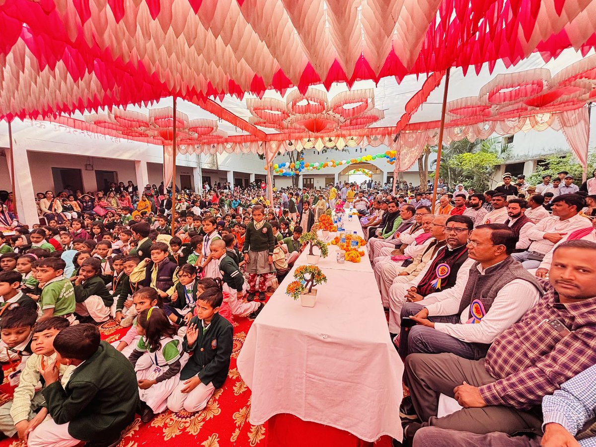 arunvermasp's tweet photo. आज अपनी विधानसभा क्षेत्र सदर जयसिंहपुर के अवध पब्लिक स्कूल सेमरी बाज़ार के वार्षिक उत्सव कार्यक्रम में शामिल हुआ!! https://t.co/LidmKN2G7k