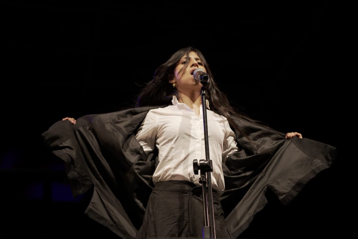Líricas que indagan en las profundidades de la emoción humana, música que cataliza energías y un canto hipnótico que nombra y resignifica. ¡Esta noche el público de Casa del Lago UNAM se entregó al talento de Luisa Almaguer! 🔥

📸Mara Arteaga