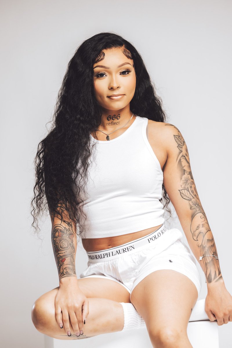 itss__leeee's tweet photo. Muah 💋🖤 https://t.co/3txbxEwD1h