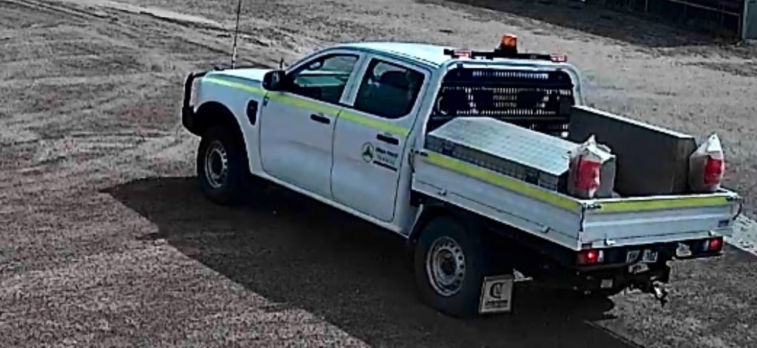 CTALiebeck's tweet image. Calling all detectives, does anyone recognises the logo on the passenger doors? Or better still scrub the image to get a number plate. Thanks 🕵🏻‍♂️