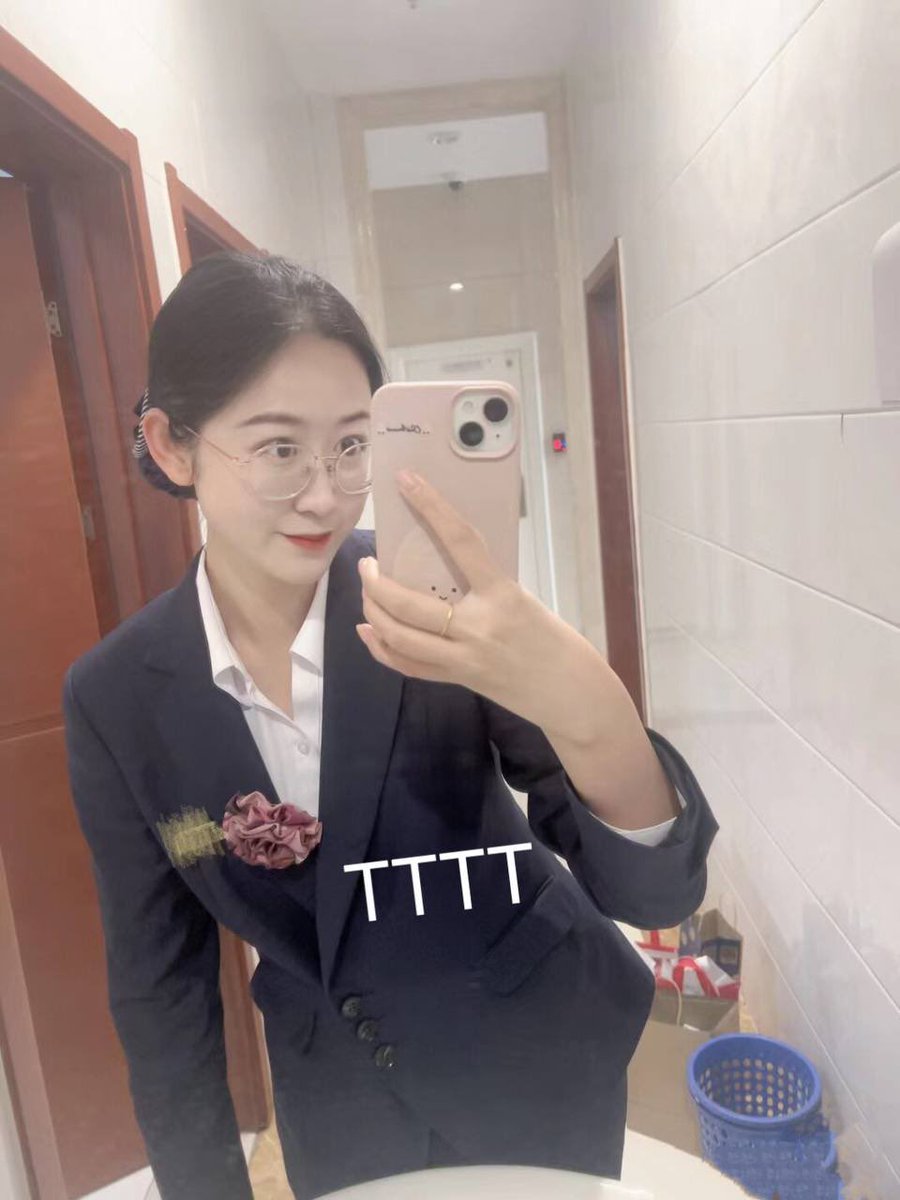 上班时和下班后，你们更喜欢哪个～

想不到制服下面是这样的吧… https://t.co/N9p8rZDVXi