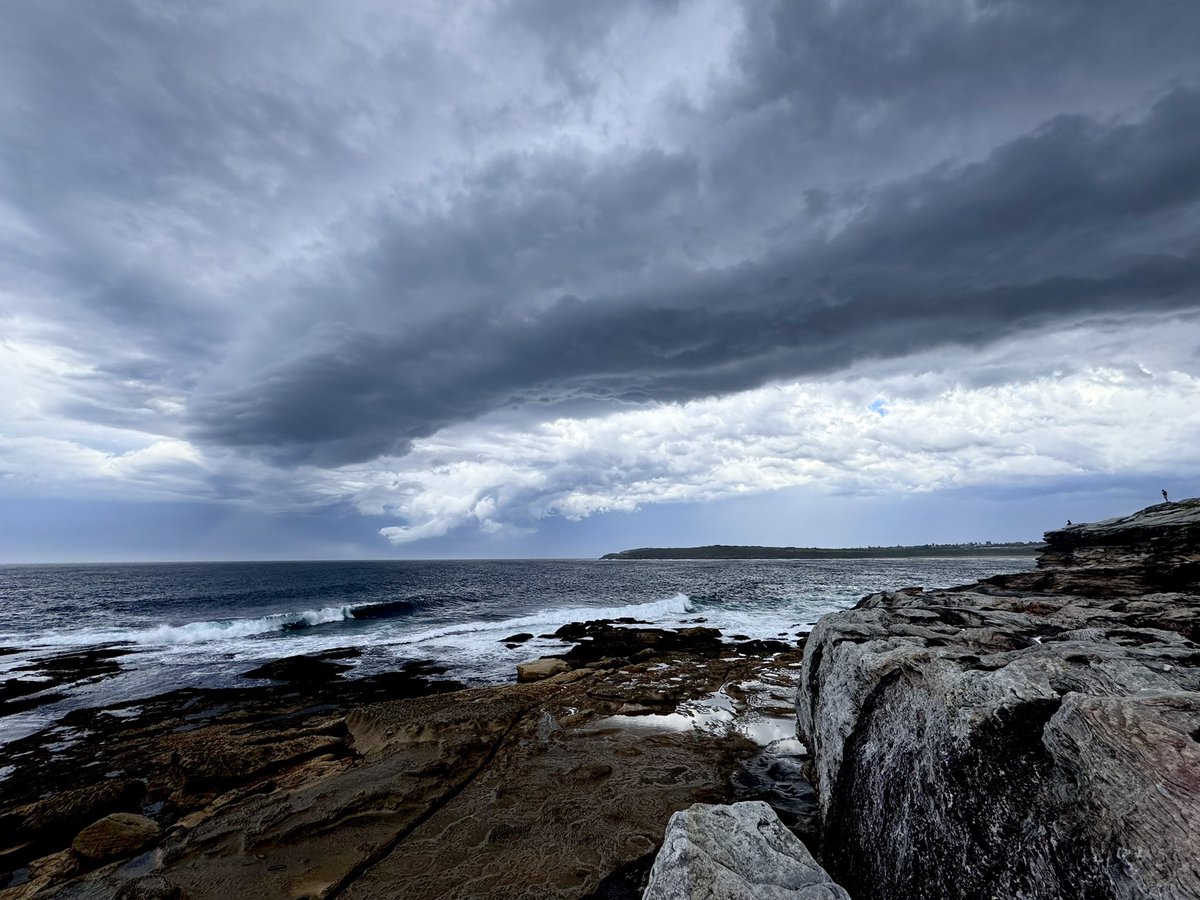 Rolling over. 
#sydney #sandstone #coast