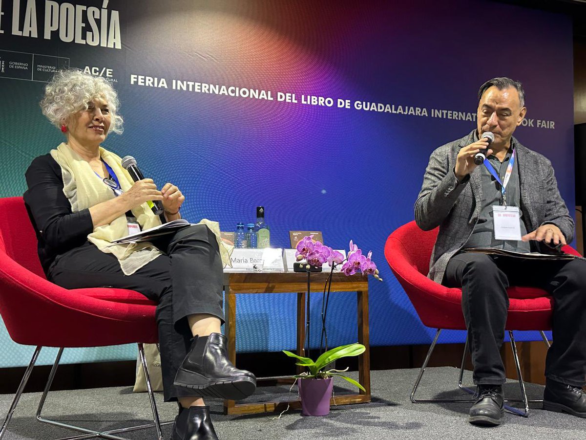 librosunam's tweet photo. Quisimos más
y allí estuvo
la idea, un pensamiento
ese recuerdo petrificado que ordena
nuestro mundo.

@lemante presentó en el #SalóndelaPoesía de #FILGuadalajara #Camaleones, de la colección #ElAladelTigre.📚🦎 https://t.co/rgJZsuUbGV