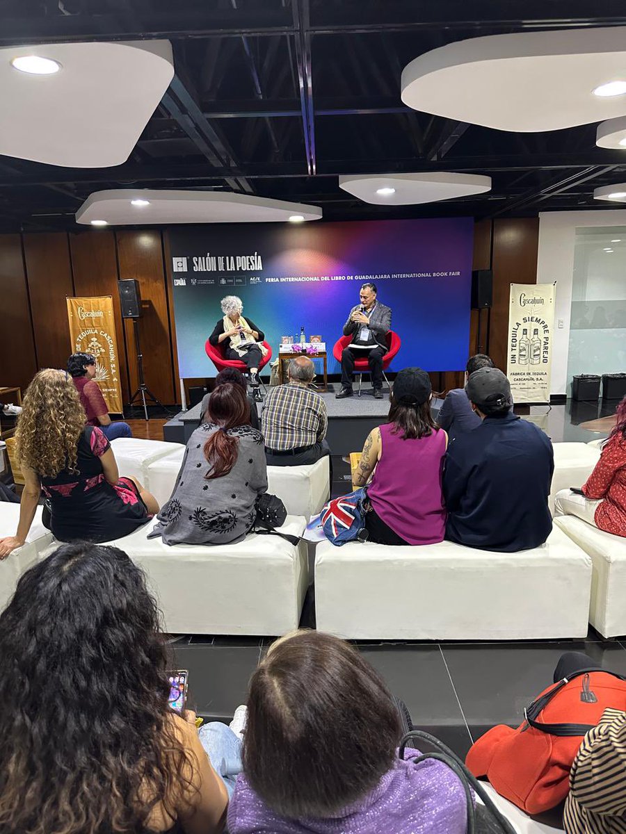 librosunam's tweet photo. Quisimos más
y allí estuvo
la idea, un pensamiento
ese recuerdo petrificado que ordena
nuestro mundo.

@lemante presentó en el #SalóndelaPoesía de #FILGuadalajara #Camaleones, de la colección #ElAladelTigre.📚🦎 https://t.co/rgJZsuUbGV