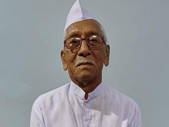 ShikshakSamiti's tweet photo. आमचे वडील (दादाजी) श्री. दत्तदेव  चंपतराव कोंबे यांनी (जन्म - १ डिसेंबर १९३७) आज ८८ व्या वर्षात पदार्पण केले आहे.
    आरोग्यदायी जीवनासाठी अनेक शुभेच्छा..!
         कोंबे परिवार https://t.co/fLOwXVA0zE