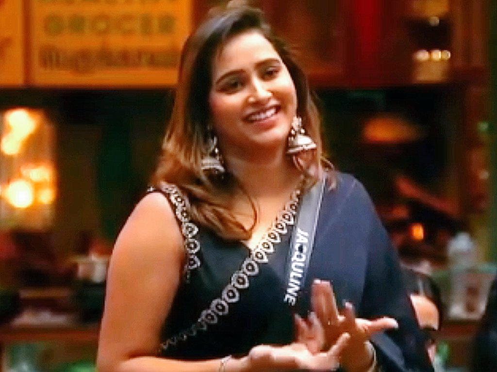 michaelarun_m's tweet photo. #BiggBossTamil8
#Jacquline about #Soundariya
" Ava #Kitchen team-ney marandhutta sir... "
#Soundariya looks #Jacquline
** After some minutes later **
#Soundariya to #VJ
" Naan #KitchenTeam ney marandhuten sir " https://t.co/rcgtAjeXul