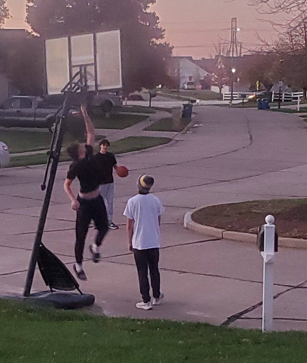 ChristinaMB5's tweet photo. The boys passion for this sport makes my heart happy! #Eagles #Alwayshooping #Brothers #Ballers https://t.co/8aNsZuW2JQ