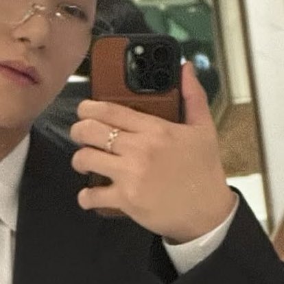 luvu_to_themoon's tweet photo. 指輪がいつもの右手人差し指じゃない場所に変わってるの今気づいたんだけど…… https://t.co/RhOz9GRzAK