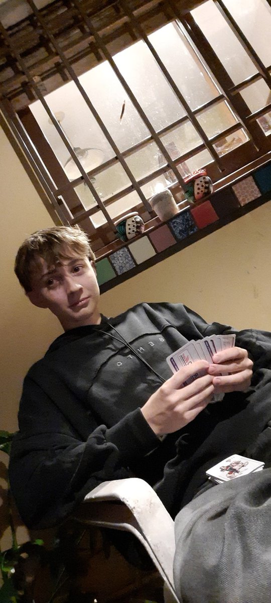 nos acabamos de pegar mansa sacudida y se puso a jugar a las cartas jajajaj