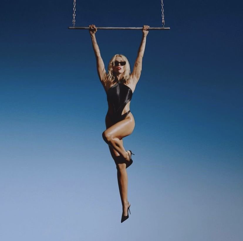 agol_roman's tweet photo. We listen and we don’t judge Miley Cyrus - Endless Summer Vacation) https://t.co/WU8TRZjaUh