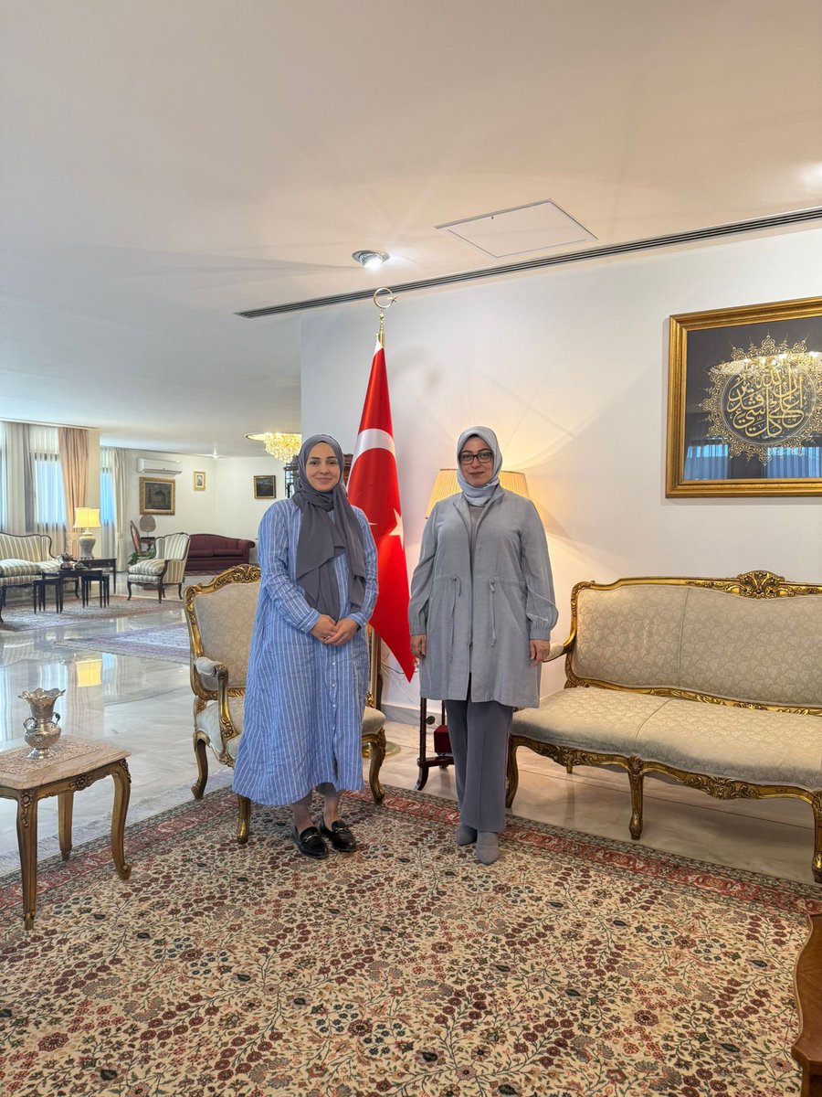 betuldoganakkas's tweet image. KİK zirvesi temaslarına devam ederken, Kuveyt Büyükelçimiz sayın Tubanur Sönmez hanımefendiyi ziyaret ettim @tubanursonmez. Hem bölgeye dair gözlemlerini hem de Türkiye’nin Kuveyt’le gelişen ilişkilerini konuştuk. Büyükelçimiz ikili ilişkilerin 60. Yılı kapsamında detaylı bir…