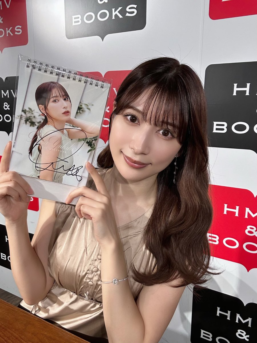 雪平莉左】 本日は「雪平莉左 2025卓上カレンダー」発売記念イベントに