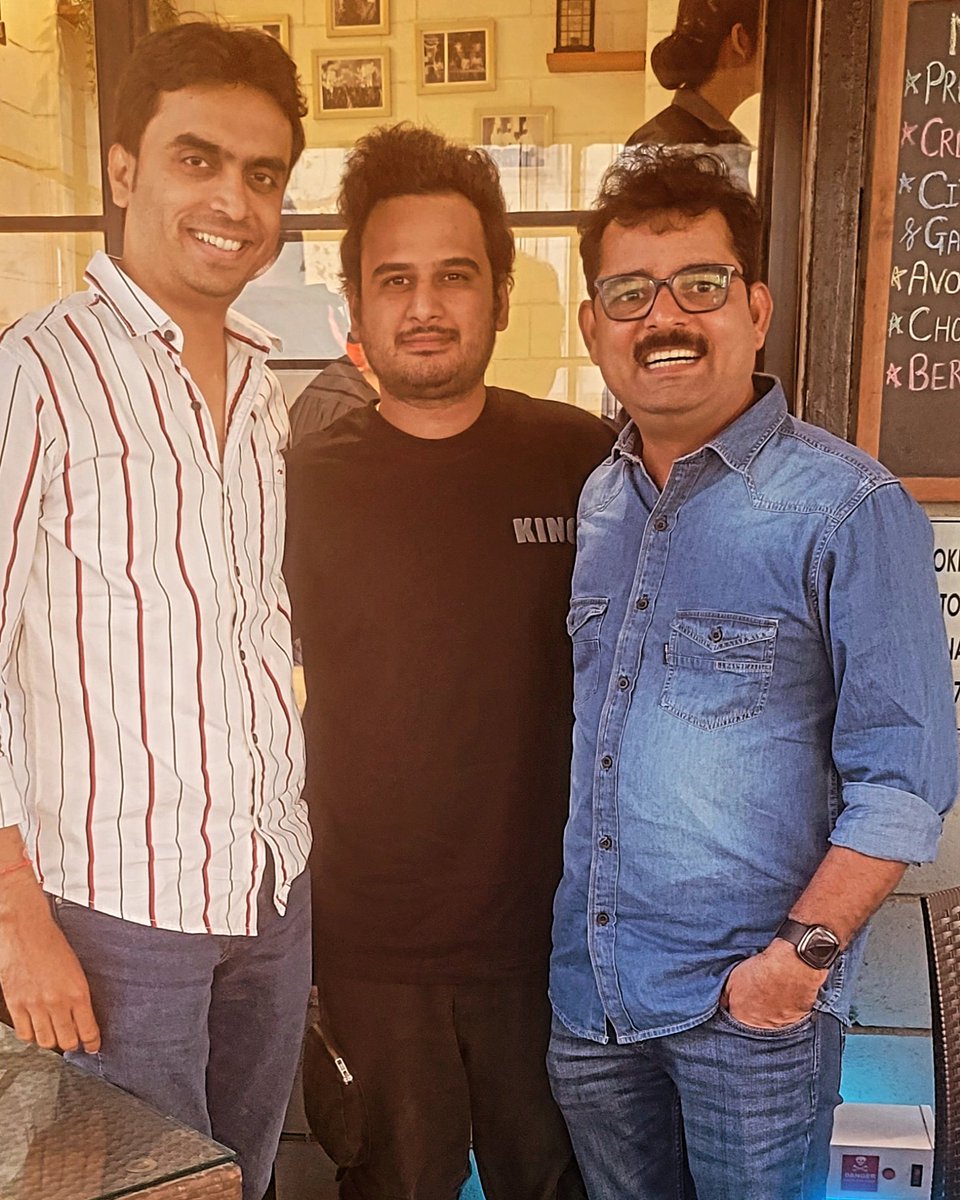 मैं मुंबई में आज की पीढ़ी के कवियों कवि रोहित शर्मा और दिनेश बावरा जी से मिलकर सौभाग्यशाली और सम्मानित महसूस कर रहा हूं, जिन्होंने लगातार हिंदी भाषा और संस्कृति को जीवित रखने का प्रयास किया है।
<a href="/DineshBawra/">दिनेश बावरा</a> <a href="/Kavirohitsharma/">Rohit Sharma</a>