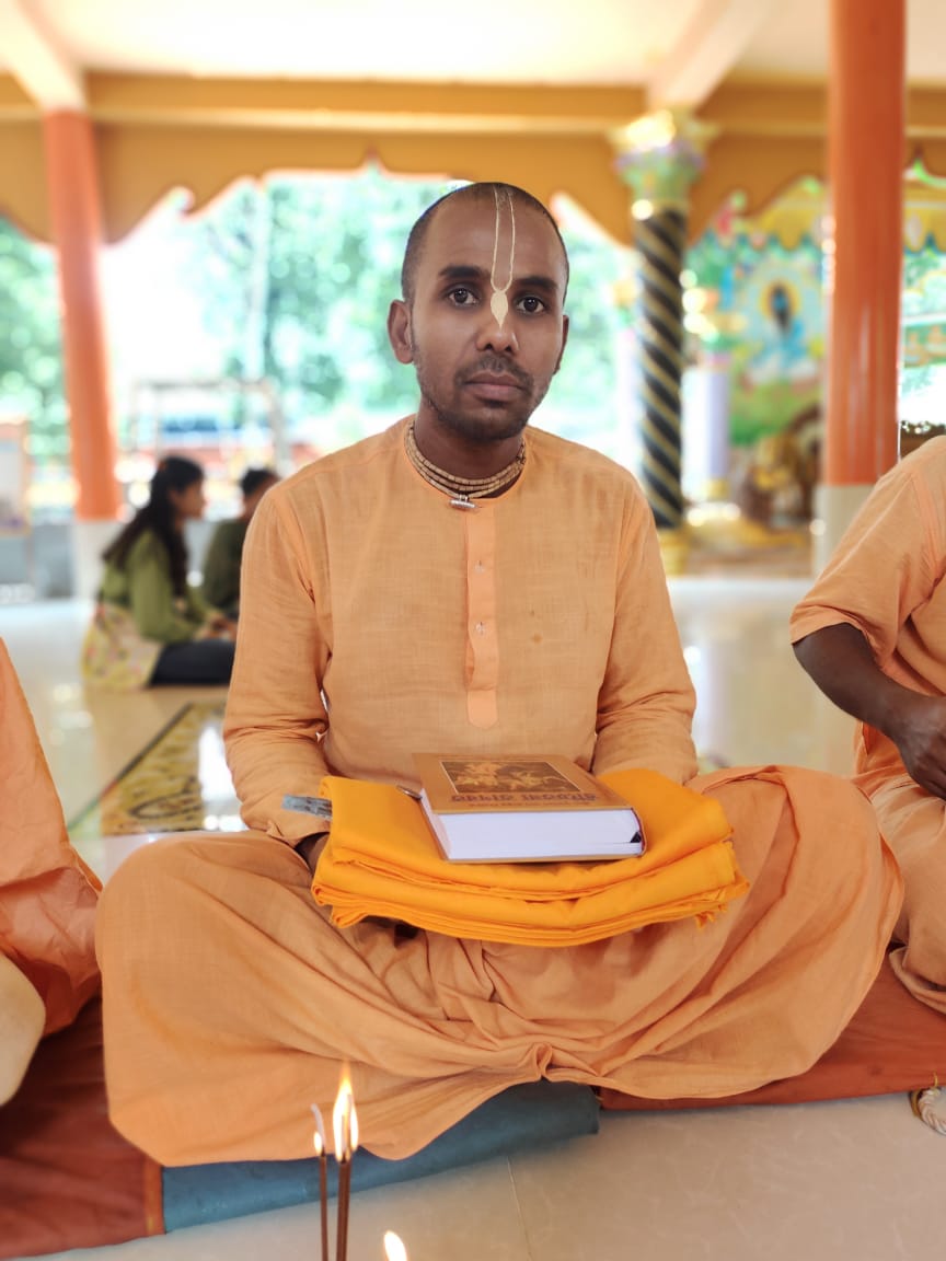 hrcbm's tweet photo. 🚨 Urgent Appeal: Arbitrary Arrests of #Hindu Devotees in #Bangladesh  🚨

Two devotees from Pundarick Dham, where Chinmoy Krishna Brahmmachari serves as principal, have been arrested without warrants:

Ranganath Shyamsundar Das Brahmachari
Rudrapoti Keshab Das Brahmachari
First image: Ranganath Shyamsundar Das Brahmachari Second image: Rudrapoti Keshab Das Brahmachari

These individuals are innocent victims, joining hundreds of others subjected to arbitrary detention. The Human Rights Congress for Bangladesh Minorities (HRCBM) has learned that 500 additional individuals, including prominent Hindu professionals such as lawyers and doctors, are implicated in fabricated cases.

Such actions blatantly violate Bangladesh's international obligations. As a state party to the Convention Against Torture and Other Cruel, Inhuman or Degrading Treatment or Punishment, Bangladesh is committed to preventing torture and arbitrary detention. The Convention mandates that state parties take effective measures to prevent acts of torture in any territory under their jurisdiction and ensure that all acts of torture are offenses under their criminal law.

We urge the international community to hold Bangladesh accountable to its commitments and to advocate for the immediate release of these innocent devotees and all others unjustly detained.
@USAmbBangladesh @UNHumanRights @UN @freedomhouse @amnesty @HumanRightsWa17 @GOP @TulsiGabbard @realDonaldTrump @VivekGRamaswamy @elonmusk @JDVance @WhiteHouse @nytimes @TIME @washingtonpost @WSJ @business @FT @PMOIndia @RepublicBangla_ @timesofindia @dw_chinese @Independent @AP @Isckon_mayapur @iskcon @IskconInc  
#HumanRights #Bangladesh #StopArbitraryDetention #JusticeForHindus #HumanRights #HumanRightsAbuses #genocide #Newsnight #news #BreakingNews
