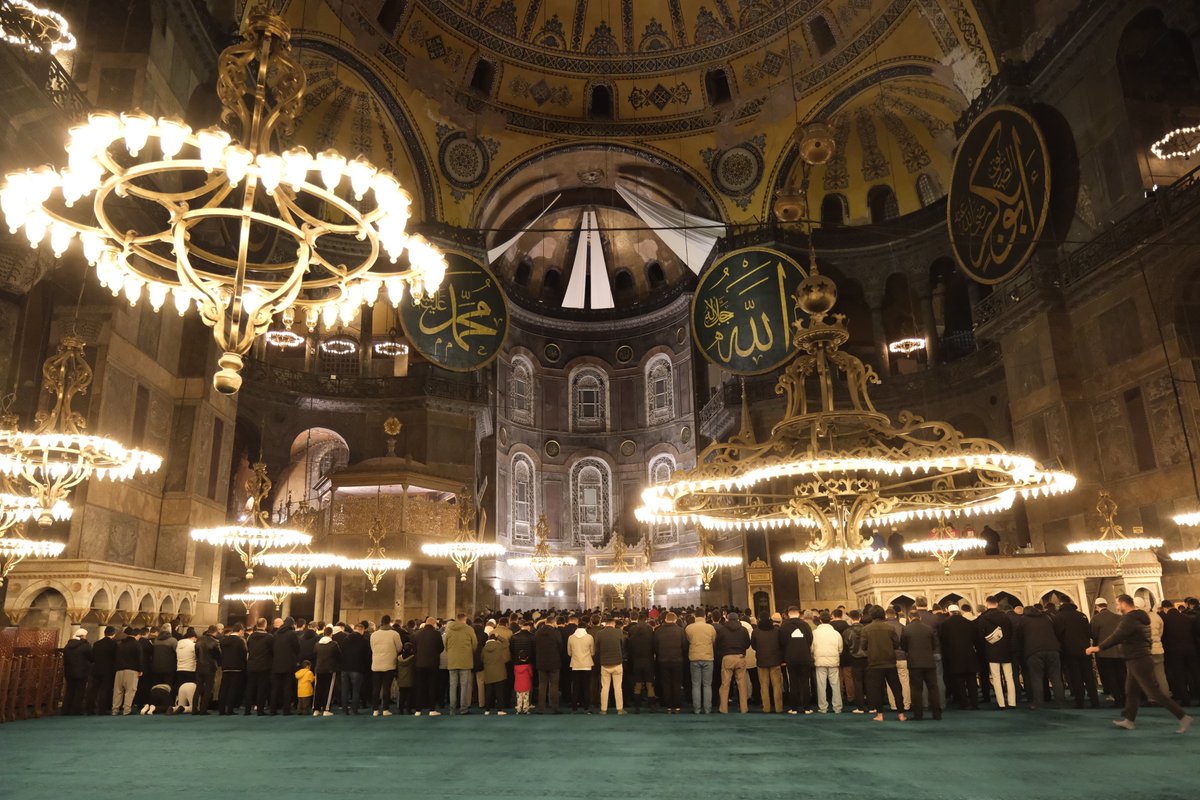 📍Ayasofya-i Kebir Cami-i Şerifi

81 ilde gerçekleştirdiğimiz sabah namazı buluşmasında, #SabahaİzBırak’mak için teşkilatlarımızla birlikte saf tuttuk. 🙌🏻

Rabbim namazlarımızı makbul, dualarımızı kabul eylesin.