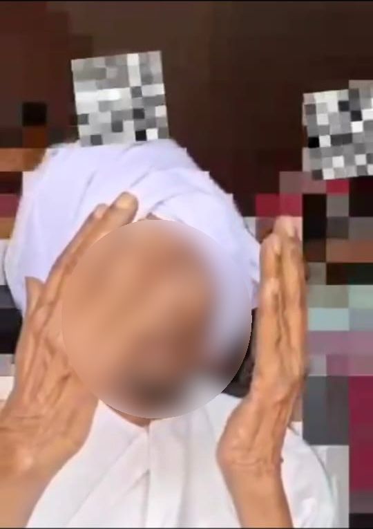 njde8's tweet photo. إنا لله وإنا أليه راجعون تلقيت فجر هذا اليوم  خبر وفاة داعية التوحيد والسنة الشيخ المعمر حسان الطيب ١٢٥ سنة'
بعد قرن وربع قرن قضاها في تعلم التوحيد وتعليمه والحث على السنة والذب عنها'
وجدته على أطراف إثيوبيا في منطقة نائية بين قرى وبلدات الأدغال'
قلت له عمرك يقال ١٢٠ سنة قال بل ١٢٥ سنة بالتمام والكمال'
ولما كان جزء من دعوتي في أفريقيا تفقد كبار دعاة التوحيد وخاصة الذين أبلوا بلاء حسنا وأوذوا في سبيل الله وتفقد حاجياتهم وإكرامهم أو إكرام أسرتهم وأهلهم إذا لم أدركهم'
وقد أكرمني الله بلقي كوكبة من هؤلاء، حبهم دين، وتفقد أحوالهم قربة، وإكرامهم طاعة لله ولرسوله'
وسمعت بالشيخ حسان رحمه الله، وزرته في رمضان ببيته وقلت له ما أمنيتك؟ فقال: حج بيت الله الحرام 
وفؤجي بعد شهرين ومعي تأشيرات الحج له تكفل بنفقات حجه فاعل خير  له ولابنه الأكبر فبكى بكاء الفرح طويلا'
ومن باب المزاح قال لي لو مضى الكتاب أجله قبل موسم الحج ( يقصد الأجل)  حجتي دين عليك ويسرالله له الحج وتسابق أهل المملكة العربية السعودية لخدمته حكاما ومحكومين كعادتهم مع أهل التوحيد حفظ الله ولاتنا من كل شر '
وكنت سألته في داره عن رسالة الشيخ عبدالعزيز بن باز له قبل ٤٥ سنة بعد خروجه من السجن وحرق مكتبته من قبل نصارى بلده  يحثه فيها على الصبر في ذات الله وتعليم الناس التوحيد لكن لم نعثر عليها بين كتبه وأوراقه'
وكانت من وصيته اليوم كما علمت أن يدفن على السنة ونهى عن النعي عليه وعدم الاجتماع في بيته بعد الدفن'
هكذا أهل التوحيد يولدون على الفطرة التوحيد والسنة ويعيشون لأجلها ويؤذون في سبيلها ويموتون عليها ويوصون بها'
اللهم إنك أخبرتنا على لسان نبيك ( أننا شهداءك في الأرض )
نشهد أن عبدك حسان أفنى قرنا وزيادة في الدعوة لدين أنبيائك ورسلك وسجن وأوذوي لنصرة دينك وخرج من الدنيا وهو لايملك من حطامها شيئا  
اللهم أكرم نزله ووفادته بما أنت أهله واجعل قبره روضة من رياض الجنة
وألحقه بالنبين والصديقين والشهداء.