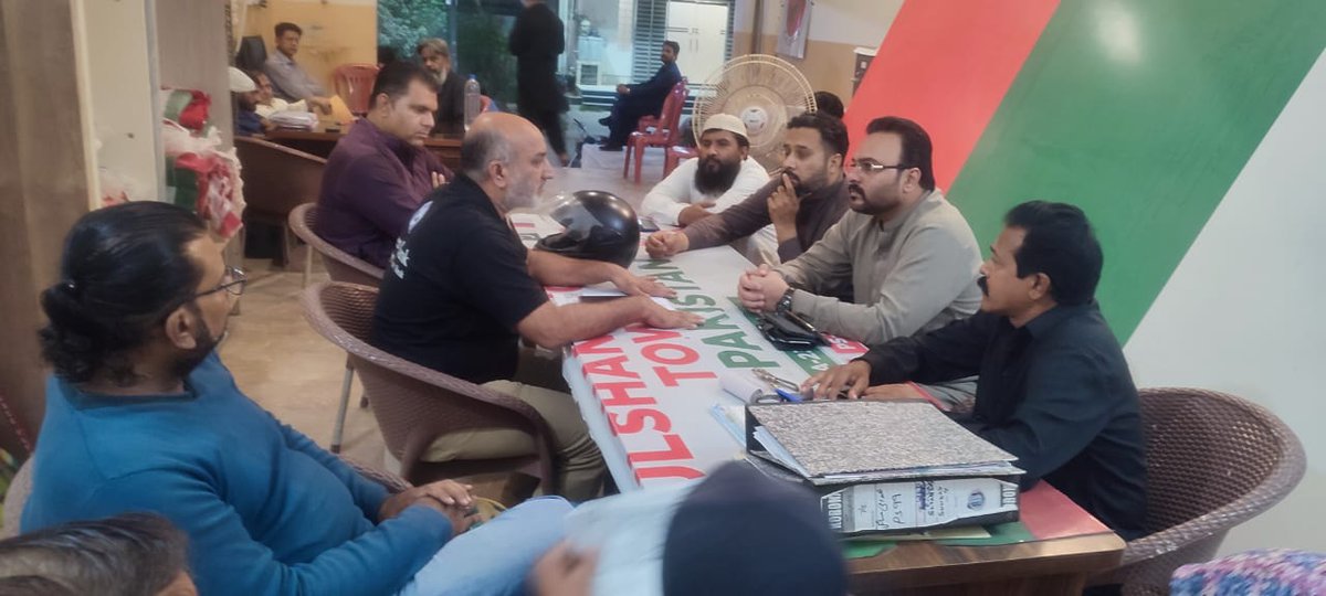 GRCMQM's tweet photo. *مورخہ 29 نومبر* 

گلشن اقبال ٹاؤن میں ممبر صوبائی اسمبلی *فرحان انصاری* بھائی نے مصالحتی کمیٹی کے ہمراہ عوام سے ملاقات کری اور جلد مسائل حل کرنے کی یقین دہانی کروائی۔اس موقع پر ٹاؤن آرگنائزر علی محفوظ بھائی بھی موجود۔

 *پی ایس* *99* 
 *گلشن اقبال ٹاؤن*
*متحدہ قومی موومنٹ پاکستان*
