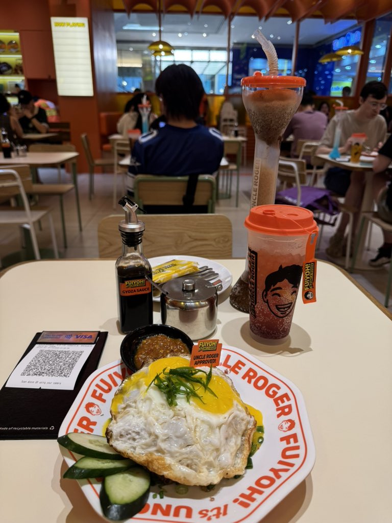 Review nyobain restonya Uncle Roger.

Jualan utamanya nasi goreng, variasinya enggak begitu banyak. Lebih banyak ke gimmicknya sih daripada resto serius.

Rasanya? mirip sama nasi goreng abang-abang. Kalau buat orang Indo sih gak spesial ya.