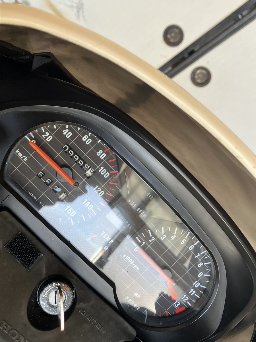 La_boheme19XX's tweet photo. 家帰る頃には1万キロかな?…と思いきや、
部屋の中に入れた瞬間9999キロにメーターが変わり始めた笑
42年の時を経て、やっと1万キロへ辿り着けそうです。
#vt250f
#vt250fc
#四十二年間室内保管車両 https://t.co/sPXdVH0XLW