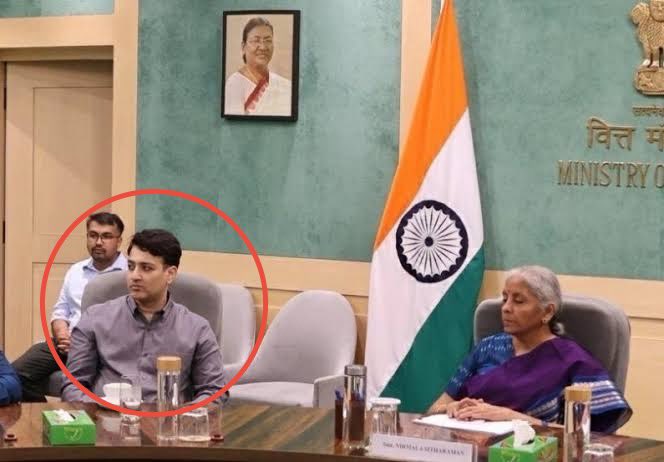 REDBOXINDIIA's tweet photo. Eminent economist @rishibagree who often compares vegetable prices in UAE &amp; India has been advising FM on pertinent issues 

#GDPshocker https://t.co/YF0XazY1mg