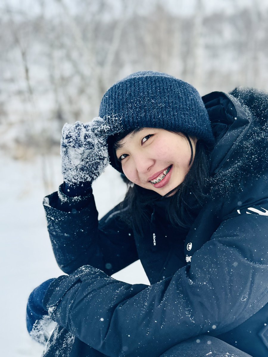 Миний сайхан охин Короногийн үеэр хичээл онлайнаар орж бх үед Японы 🇯🇵аниме үзсээр бгаад. 
Япон хэлийг бие дааж  сураад ханзаа Youtube дээрээс өөрөө сураад HSK-2 түвшинтэй болоод. 
Мөрөөдөлдөө хөтлөгдөж Япон улс 🇯🇵руу сургуульд сурахаар явах гэж бна.❤️😍🥰