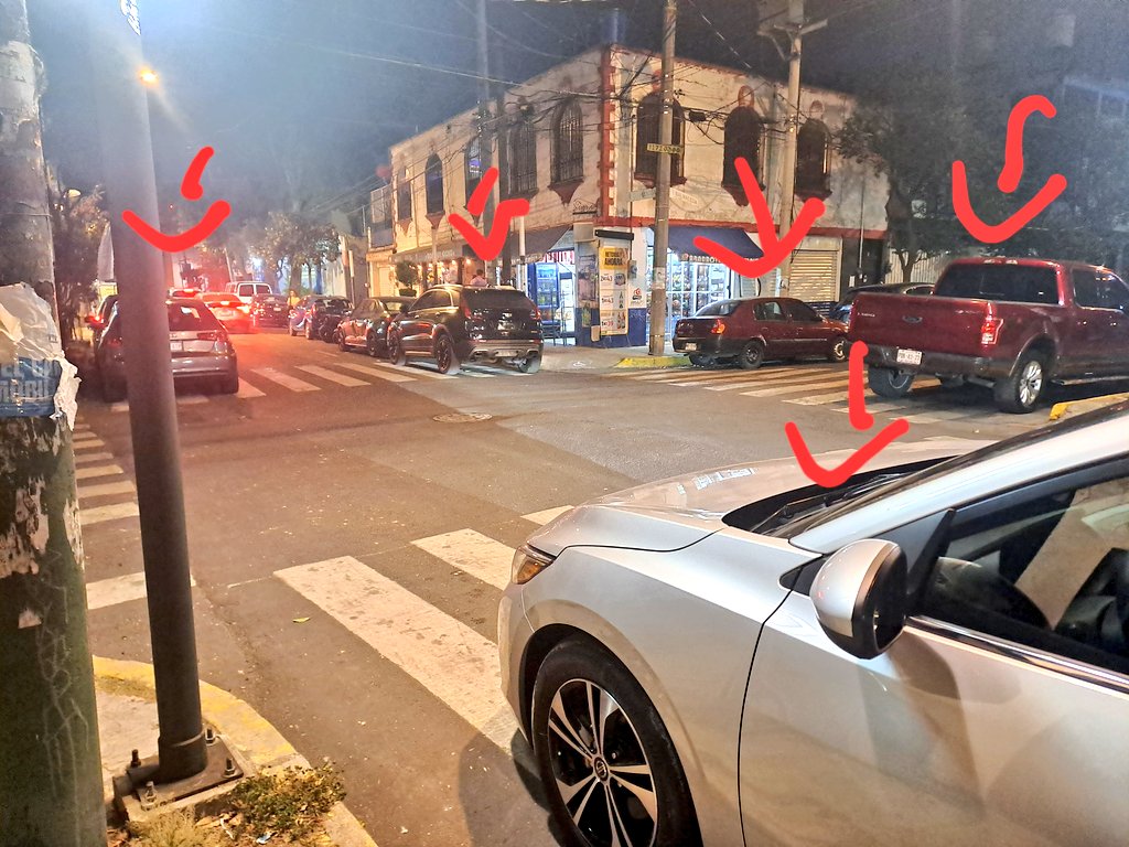VeroTeigeiro's tweet photo. Los cochistas: Es que las bicis se la pasan violentando al peatón y no lo respetan.

También los cochistas, invadiendo 3 pasos peatonales en la misma esquina para estacionarse porque cómo creen que voy a caminar desde donde sí haya lugar: https://t.co/RLiLfi3bOp