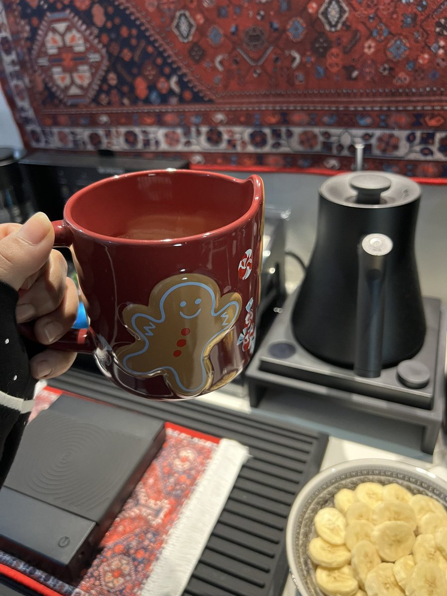 صباح اليوم الاول من ديسمبر🦦🌚
الكوب للهوت شوكلت بس قررت احط فيه قهوة🏃🏻‍♀️🏃🏻‍♀️