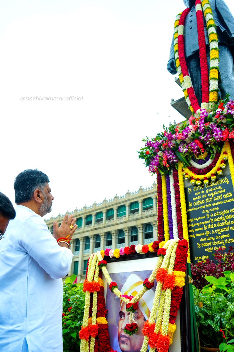 DKShivakumar's tweet photo. ವಿಧಾನಸೌಧದ ನಿರ್ಮಾತೃ, ಮಾಜಿ ಮುಖ್ಯಮಂತ್ರಿಗಳಾದ ಶ್ರೀ ಕೆಂಗಲ್ ಹನುಮಂತಯ್ಯ ಅವರ ಪುಣ್ಯಸ್ಮರಣೆ ಹಿನ್ನೆಲೆ ಇಂದು ವಿಧಾನಸೌಧದಲ್ಲಿರುವ ಅವರ ಪ್ರತಿಮೆಗೆ ಪುಷ್ಪ ನಮನ ಸಲ���ಲಿಸಿ, ಗೌರವ ಅರ್ಪಿಸಿದೆ. ದಕ್ಷ ಆಡಳಿತದ ಮೂಲಕ ರಾಜ್ಯದ ಅಭಿವೃದ್ಧಿಗೆ ಕೆಂಗಲ್ ಹನುಮಂತಯ್ಯ ಅವರು ನೀಡಿದ ಕೊಡುಗೆಗಳು ಅವಿಸ್ಮರಣೀಯ. ಅವರ ಸರಳತೆ, ಜನಪರ ಕಾಳಜಿ ನಮ್ಮೆಲ್ಲರಿಗೂ ಆದರ್ಶಪ್ರಾಯ.