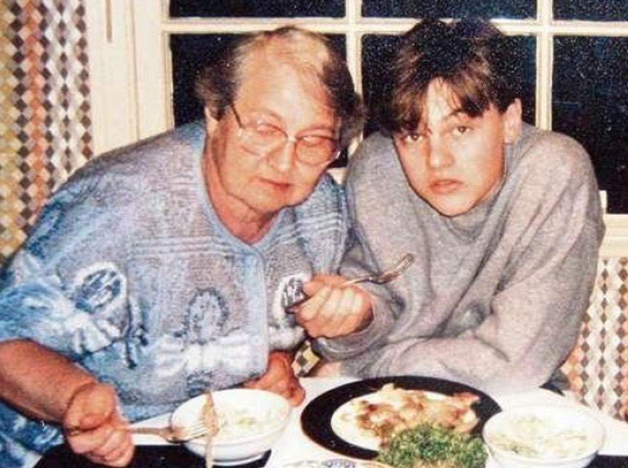 Интересный кадр!
Молодой Леонардо ДиКаприо и Елена Смирнова, бабушка актера. После революции 1917 года она эмигрировала из России и вышла замуж, сменив имя на Хелен Инденбиркен.