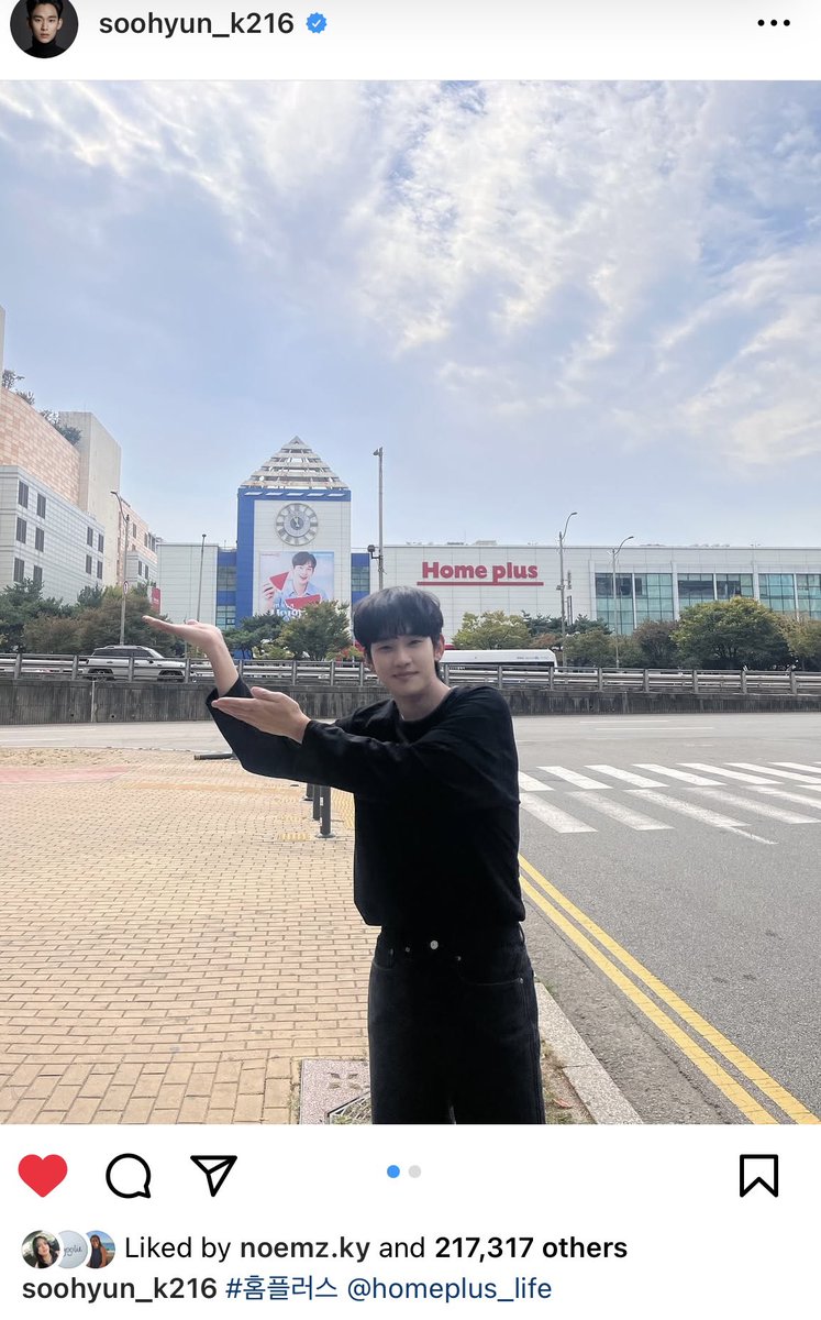jiBTShyun's tweet image. Ang dami photos ngayon ng Homeplus with Soohyun pero ang pinili niya talaga yung Homeplus Billboard with  watermelon. Why? Kasi yung kumare ko watermelon rascal eh hahahaha….. 

Double Kill! 

My home and my watermelon hahahaha 

#homeplus