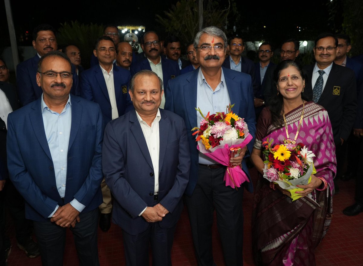 mahanadicoal's tweet photo. FAREWELL BAPAT SIR!

Team Mahanadi Coalfields Limited (MCL) bids adieu to Shri Akshay Shrikant Bapat, Director (Technical/Projects & Planning), who has retired after 37-year-long and successful service in #CoalIndia.

#TeamMCL #CoalIndia 
#Coal #MyCompanyMyPride #ProudCoalMiner #ProudMoment