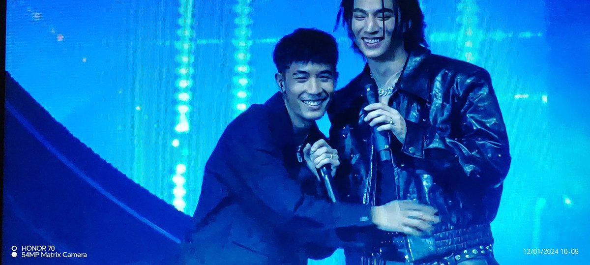 Cocca_GK's tweet photo. What a cute moment between nong chai and phi chai
Gulf and K6Y 🤗

LOST​ IN GULFs SPACE​ DAY
#GULFCONCERT2024
@gulfkanawut https://t.co/KR7wZiHbjZ