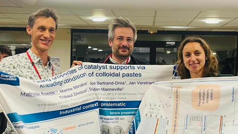 DivouxLab's tweet image. Mathilde is now Dr. Auxois!🎉🍾 Stellar #PhD defense on  #kneading granular #paste w/ F. Radjai &amp;amp; C. Gerardin @umontpellier, L. Staron @d_Alembert_, D. Bazer-Bachi @AxensGroup, and H. Reveron @insadelyon! Stay tuned for upcoming papers! &amp;amp; (re)read doi.org/10.1103/PhysRe… cc @CNRS