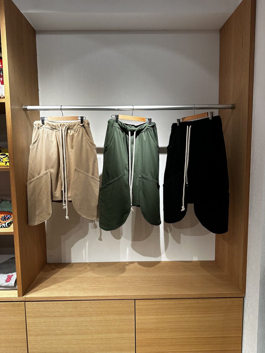 ENIMOCLOTHING's tweet photo. ショップにて販売中。
ボトムスは年中履けるけど、色々な着回しできるボトムスお持ちですか？

続きはこちら

https://t.co/SEVdYsuPTa

〒562-0011 
大阪府箕面市如意谷1-6-4 
フォーラム箕面如意谷　1Fテナント https://t.co/zWGRmpO9ew