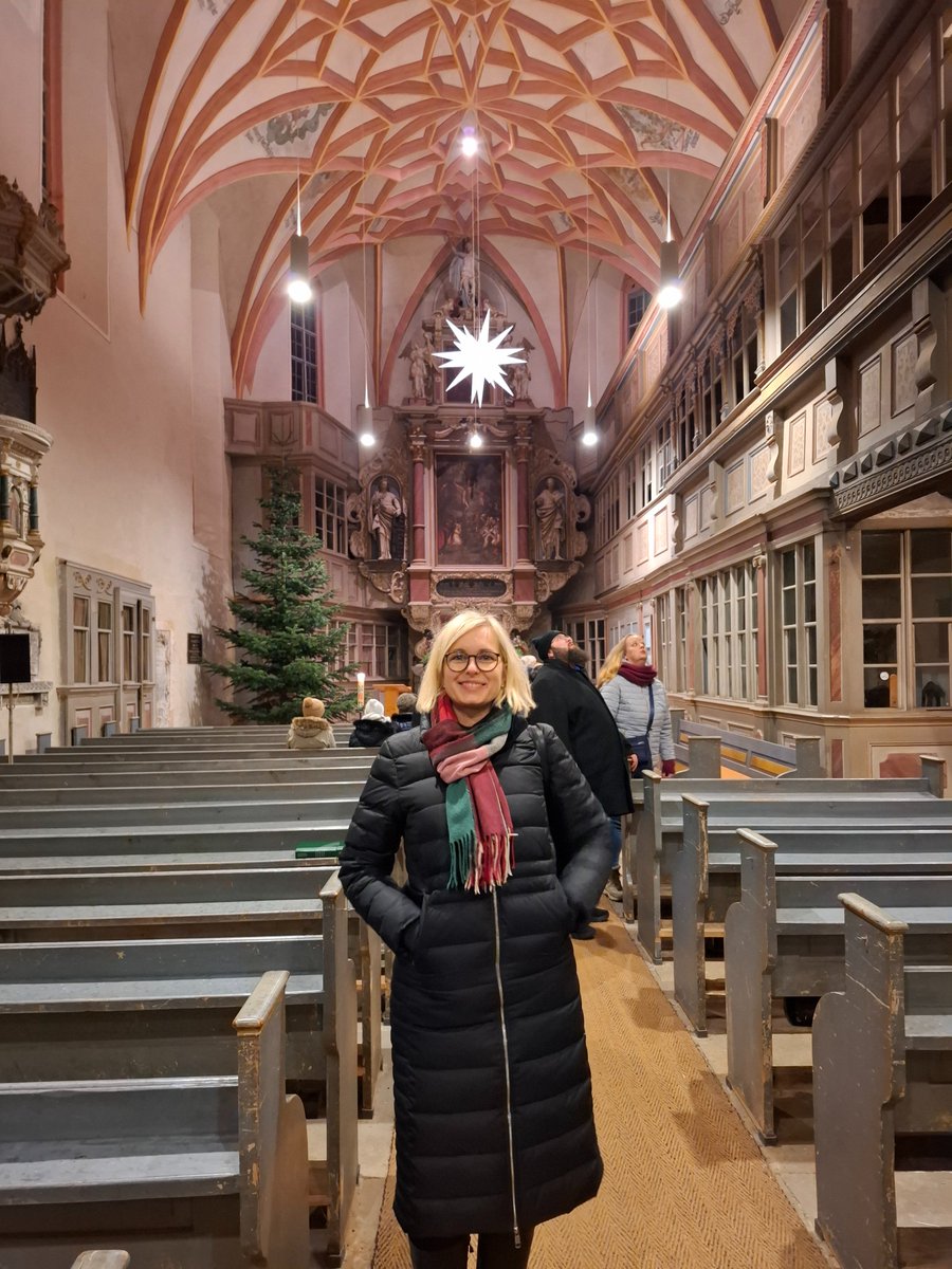 Geheimtipp fürs nächste Jahr: Advent in den Höfen in #Belgern. Vereine und ehrenamtliche Helfer zaubern ein Lächeln und Blitzen in die Gesichter mit wunderschön geschmückten Höfen, Leckereien und Kultur. Das Anschubsen der Pyramide hier mit <a href="/schenderleinmdb/">Christiane Schenderlein</a> und Ingolf Gläser.
