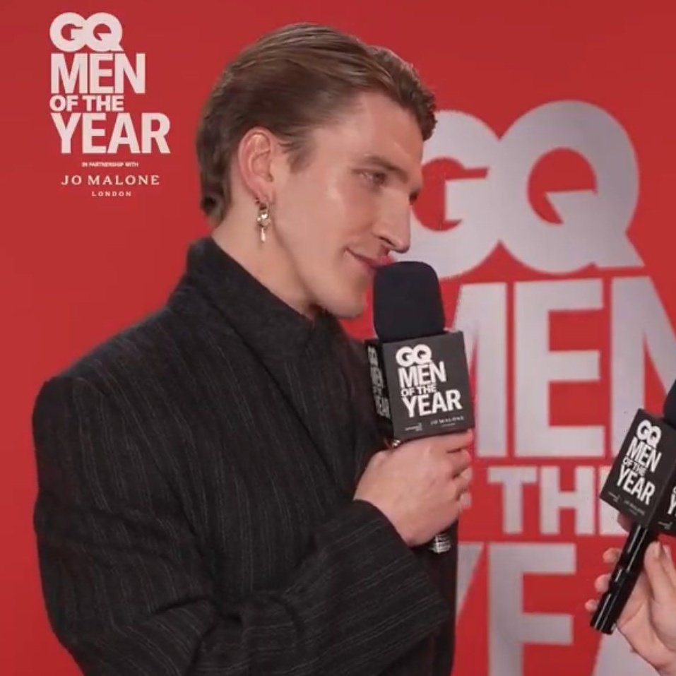 *Flustered and giggling* hiiii 🤭 🎀
#ewanmitchell