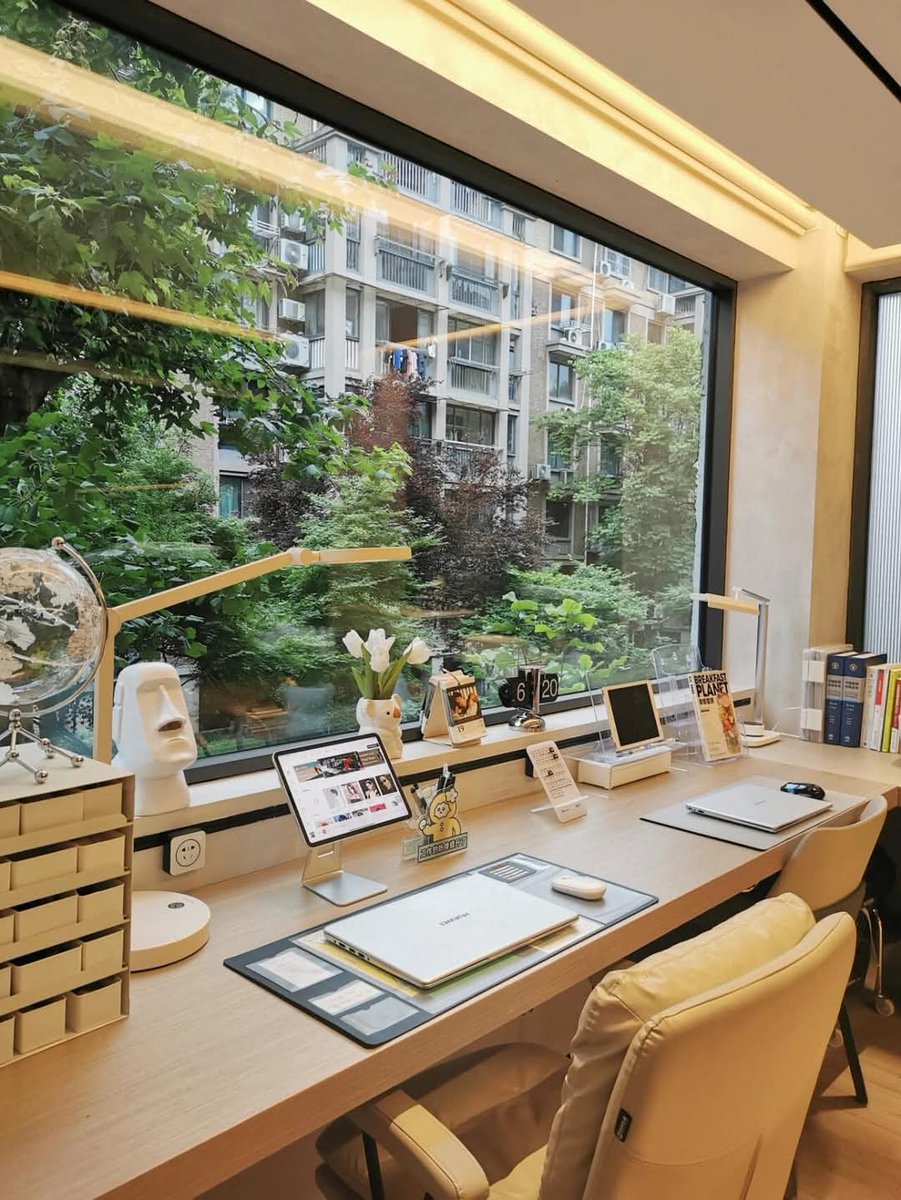 Top 10 cách tạo động lực 
Top 1: Decor sắp xếp lại bàn 😉