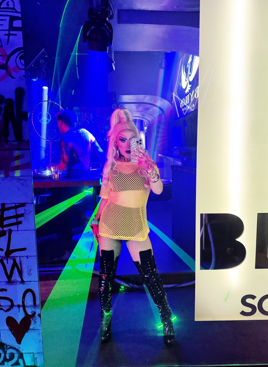 N I Ñ A T A 💛🖤
En Revolución by Byblos 💫 Almería