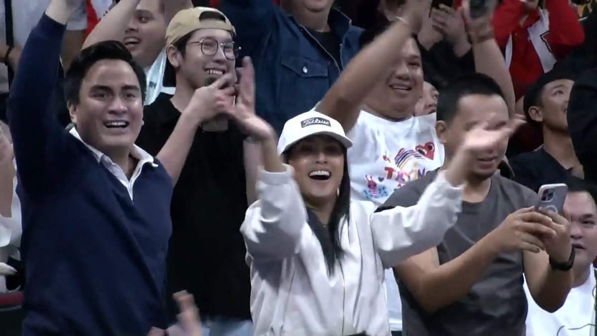 PhilippineStar's tweet photo. SEXBOMB ROCHELLE IN THE HOUSE! ❤️‍🔥

Rochelle Pangilinan applauds the UE Pep Squad after witnessing the group's Sexbomb Girls-themed routine in the UAAP Season 87 Cheerdance Competition on Sunday. (Screenshots/Pilipinas Live) #UAAPSeason87 #UAAPCDC2024 https://t.co/jgkGAzKPDd