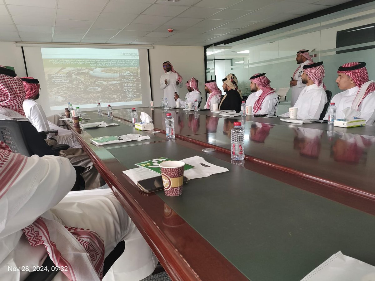 نظمت كلية الهندسة وعمادة شؤون الطلاب زيارة ميدانية تثقيفية لطلاب برامج الهندسة الكهربائية والكيميائية إلى حدائق الملك عبد الله الدولية. قدّم فريق المشروع الهندسي عرضًا موجزًا عن الأنشطة الجارية وأبرزوا مدى ارتباطها بالتخصصات الهندسية المختلفة، مع توضيح تطبيقات مفاهيم الهندسة