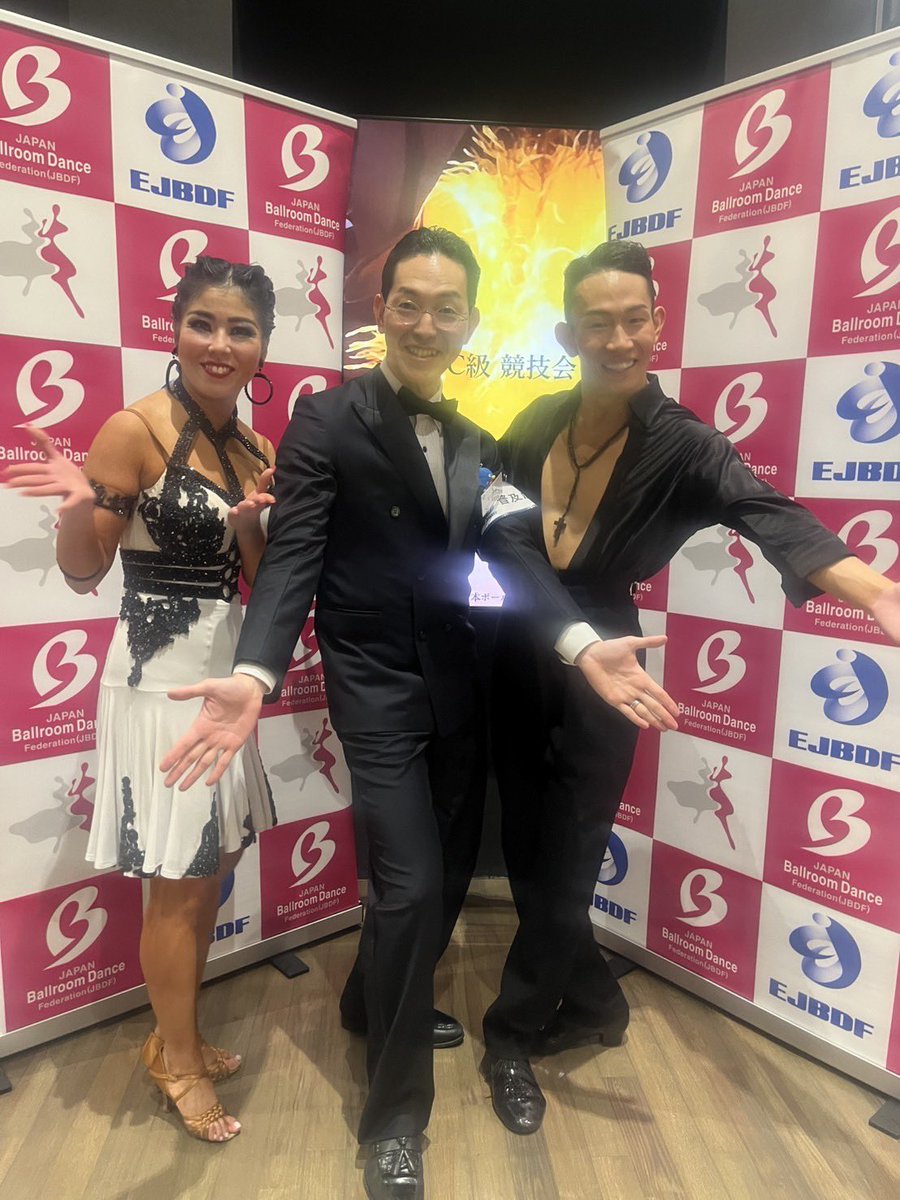 jun3_mtik's tweet photo. めでたきかな高槻・大月組のC級優勝インタビューをEJBDF広報部としてさせて頂きました。
祝勝会をどこでやるかインタビュー中に決まりましたのポーズです。

#祝勝会はすしざんまい https://t.co/x9C2ed0gub
