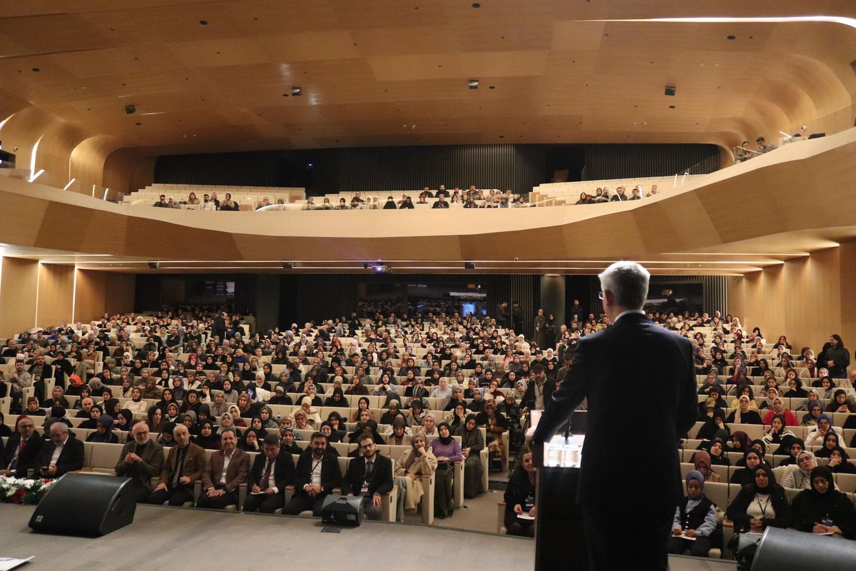 yilmaznazif's tweet photo. İstanbul Gönüllü Eğitimciler Derneği (İGEDER) tarafından İstanbu'da düzenlenen "Geleceğin Öğretmeni Zirvesi"nde öğretmenlerimiz ve eğitim sevdalılarıyla buluştuk. Eğitimcilere yönelik yaptığı bu güzel çalışmalardan dolayı İGEDER'i tebrik ediyor, emeği geçenlere teşekkür ediyorum. https://t.co/pnS3nEpJx4