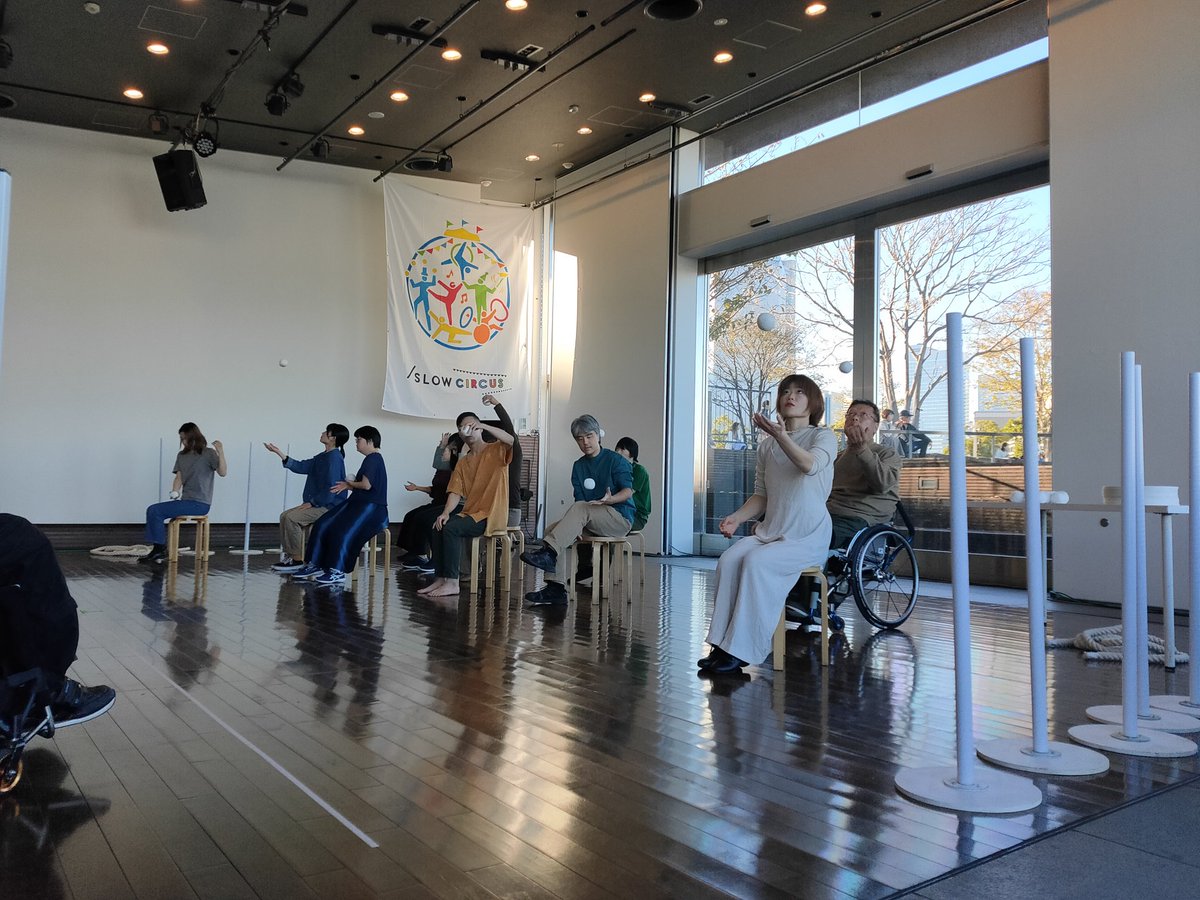 nagamekurasitsu's tweet photo. SLOW CIRCUS FESTA 2024での、ゲストディレクター・目黒陽介(&ゲストミュージシャン・イーガル)によるスローサーカスアカデミー3期生の成果発表パフォーマンス「Throw slowly」2回の公演終了しました!象の鼻テラスの穏やかな空間でのレアな目黒演出はとても新鮮でした。
#slowcircus https://t.co/pyaDcYDTon