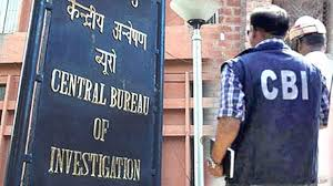 PressSubodhJain's tweet photo. कल @CBIHeadquarters ने #PS_Khyala की पुलिस चौकी #Raghubir_Nagar में जबरन उगाही करने वाले जिन तीन लोगों को दबोचा था, उनमे चौकी प्रभारी #SI_Sudip_Punia भी शामिल था।
बाकी दो लोगों की पहचान #HC_Ajay_Kumar और सिपाही #Rambir के तौर पर हुई है।
पुलिस के काम को जानने वाले वाकिफ हैं कि किसी भी जिला में चौकी प्रभारी की वही अहमियत होती है जो थाने में #SHO की।
सबसे बड़ी बात यह है कि चौकी प्रभारी आमतौर पर जिला पुलिस उपायुक्त का खास होता है या किसी बड़े अधिकारी का सिफारिशी !
बड़े अधिकारी की सिफारिश का मतलब तो शायद सभी की समझ में आता है।
चौकी प्रभारी का इस तरह भ्रष्टाचार के मामले में #CBI के चंगुल में फंसने का शायद यह पहला मामला है !
माना जा रहा है कि @HMOIndia ने अभी भी गंभीरता नहीं दिखाई तो उनके अनुभवी "साहब" शहर की साथ महकमे का भी #सर्कस बना देंगे।
@PMOIndia @RajNiwasDelhi @DelhiPolice @DCPWestDelhi