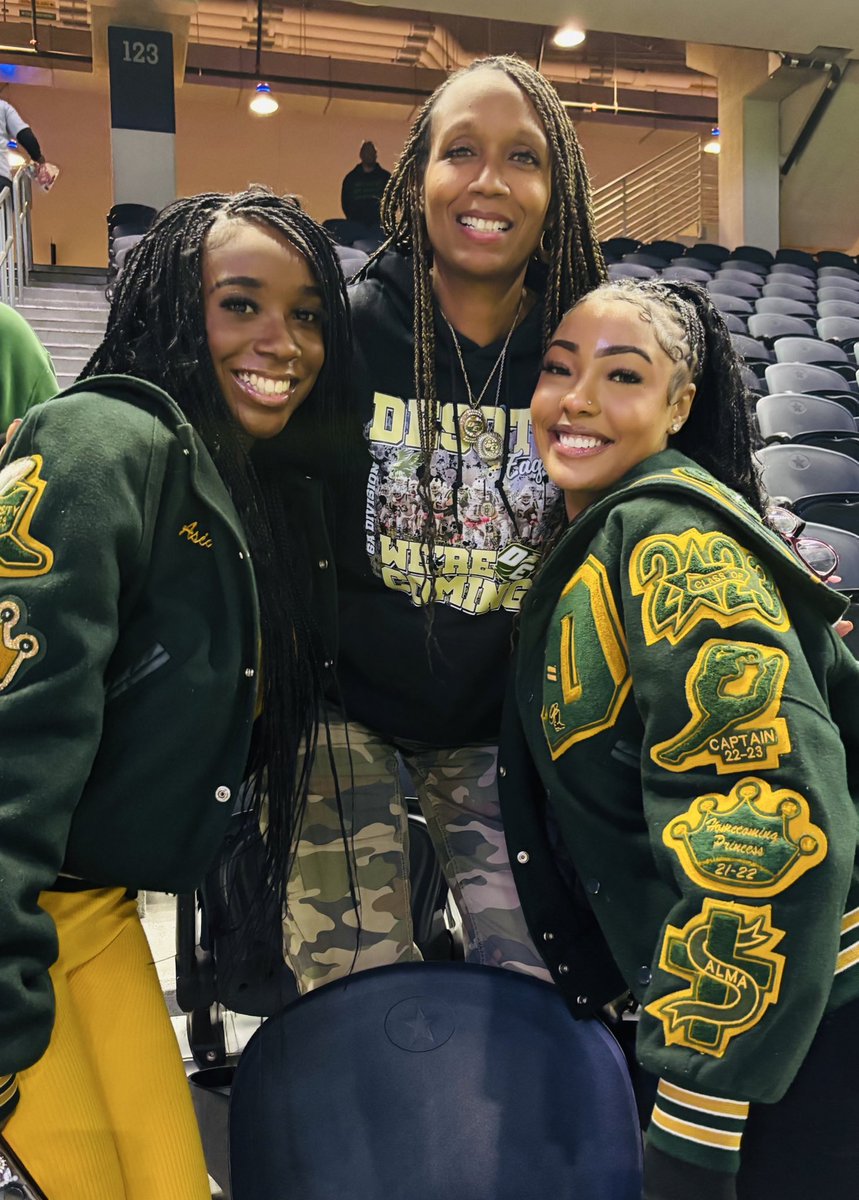LovelyLoriM1's tweet photo. Love, Love seeing my Beautiful Young College Ladiesโฆ. #classof23 #DeSotoU https://t.co/XMRTjEQobS