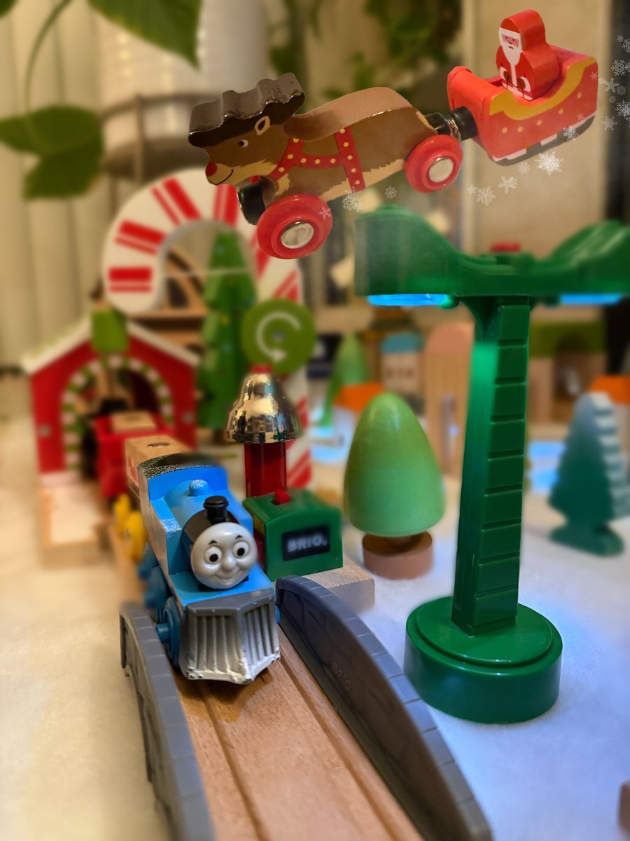 KB_Collision's tweet image. Christmas Train layout is out for the season. Happy 1st day of Advent 🌟
#woodentrains #allenginesgo #briotrains #bigjigsrail #plantoys #bumbu #lubulona #briotoys #percy #trainscape
