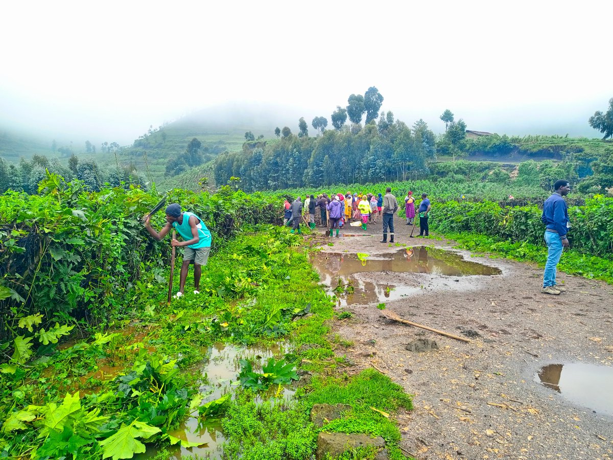 UmucyoC's tweet photo. Muriki Gitondo @UmucyoC ufatanije na bizera Baba @rum_sda #NWRF #BigogoDistrict Twakoreye Umuganda Mukagari ka @Nyamirangocell @kanzenzesector Aho Twacukuye Ibyobo  Bifata Amazi Muri #Gasizi_Village 
Unuyobozi w'Akagari ari hamwe nuhagarariye Umurenge Batwibukije gukomeza........ https://t.co/Zn2OSZInd2