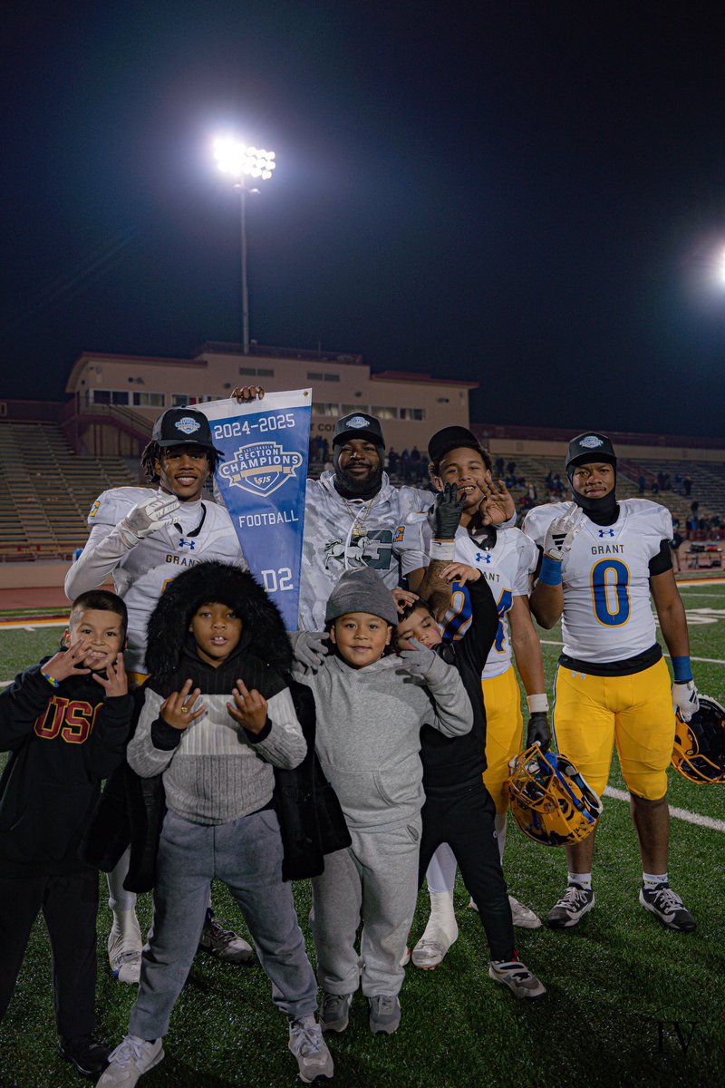 Deanthone Ferguson (@coach_ferg7) on Twitter photo The RB room with the youngins…
💍💍💍
<a href="/BrandonnLambo/">Brandon “Lambo” Lambert Jr. c/o 2025</a> <a href="/LeonMartinJr/">Leon Martin</a> <a href="/TysonGriffinJr/">Tyson Griffin Jr</a> The RB room with the youngins…
💍💍💍
<a href="/BrandonnLambo/">Brandon “Lambo” Lambert Jr. c/o 2025</a> <a href="/LeonMartinJr/">Leon Martin</a> <a href="/TysonGriffinJr/">Tyson Griffin Jr</a>